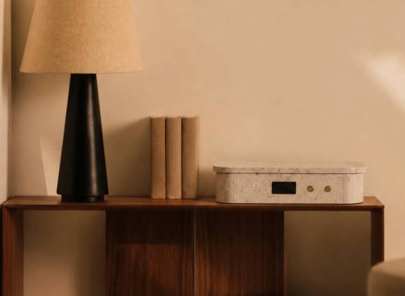 La Sourdine, boîte de déconnexion posée sur un meuble en bois dans un intérieur chaleureux